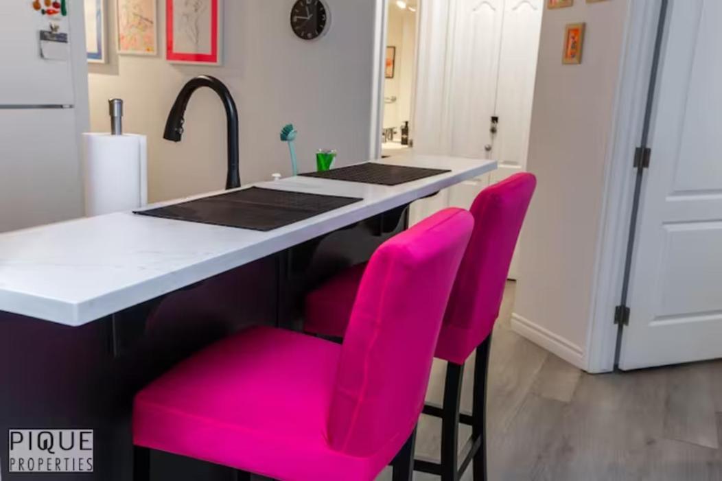 The Neon Palace - Kingbed - Fireplace - Netflix - Ug Park Edmonton Luaran gambar